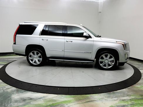 Used 2019 Cadillac Escalade Luxury RWD image 4