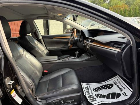 Used 2015 Lexus ES 300h w/ Navigation System Package image 10