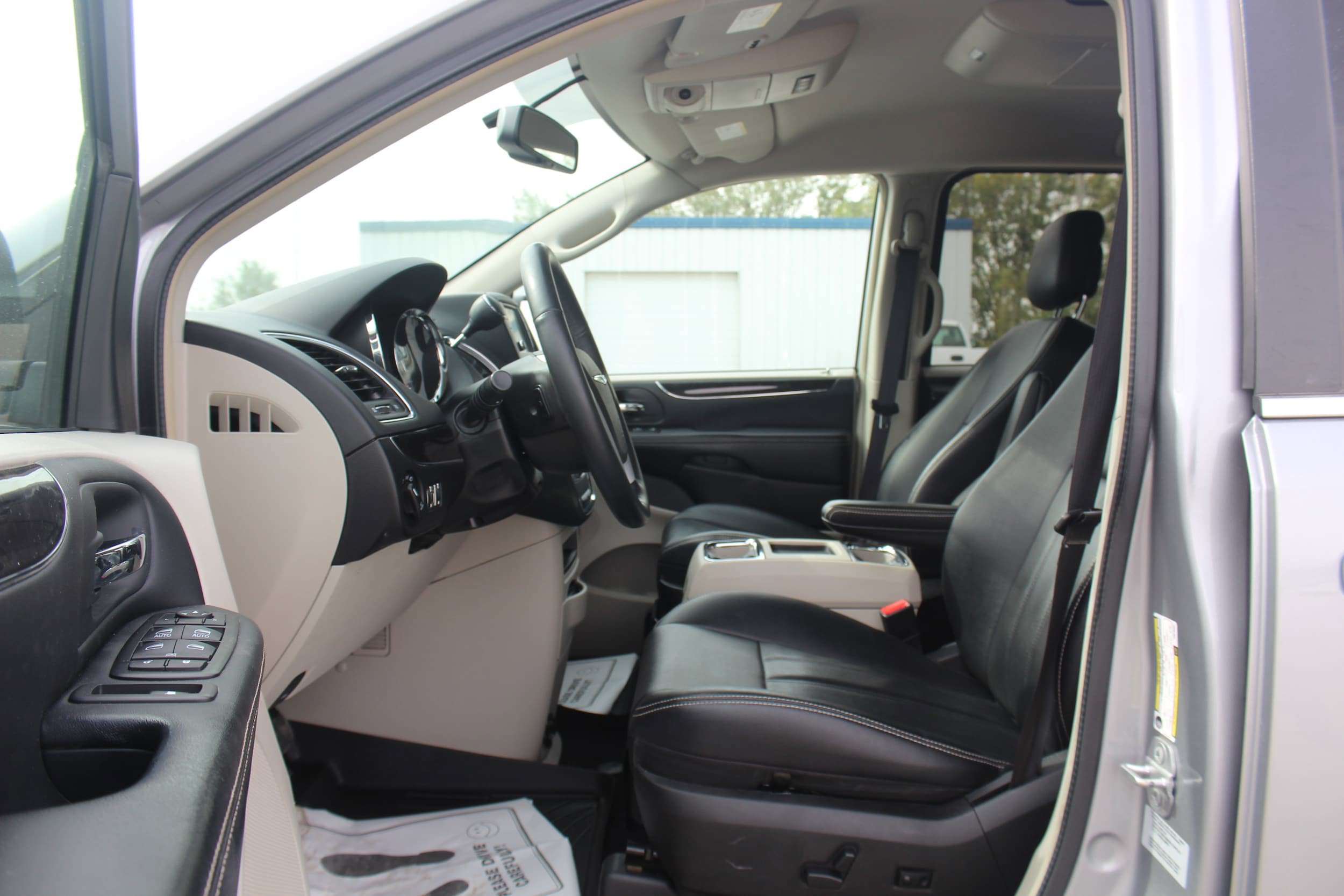 Used 2015 Chrysler Town & Country Touring w/ Trailer Tow Group FWD image 14
