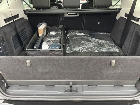 New 2025 Land Rover Discovery Dynamic SE image 11