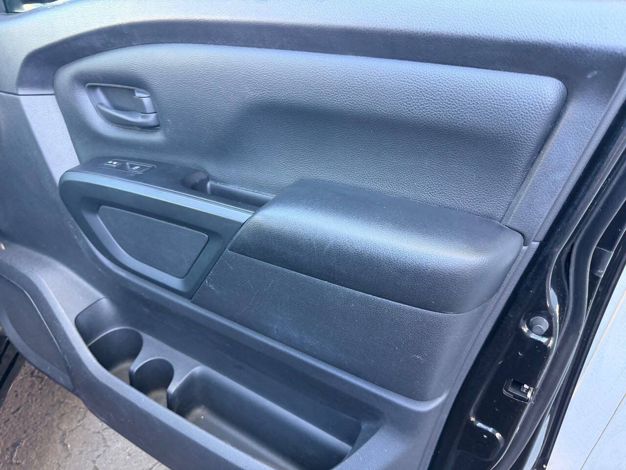 Used 2017 Nissan Titan S RWD image 8