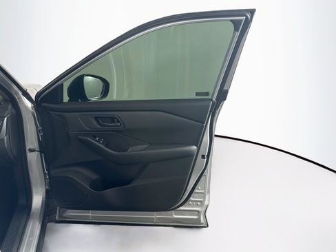 Used 2025 Nissan Rogue S FWD image 31