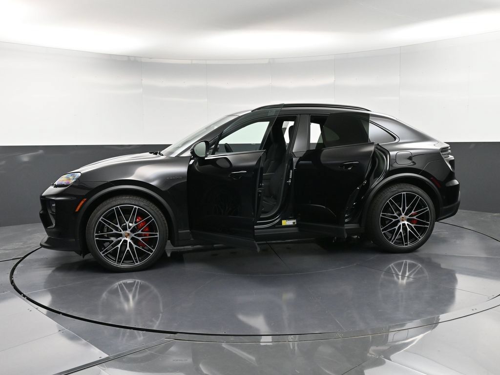 Certified 2025 Porsche Macan 4S Electric AWD/4WD image 38