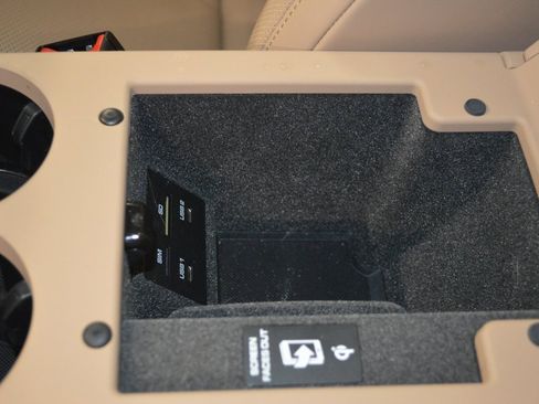 Certified 2025 Porsche Macan image 33