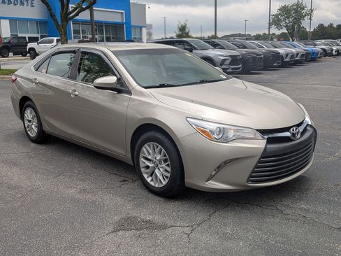 Used 2017 Toyota Camry LE FWD image 2