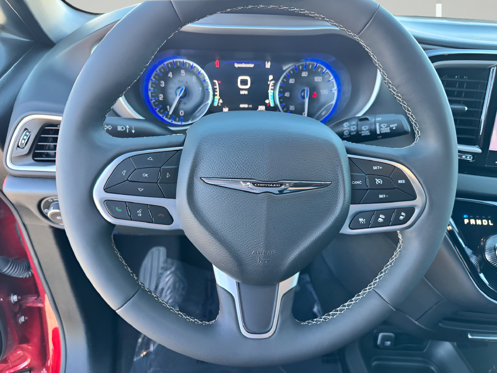 Used 2025 Chrysler Pacifica Select FWD image 13