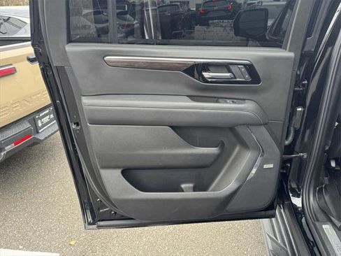 Used 2025 Chevrolet Suburban Premier image 10