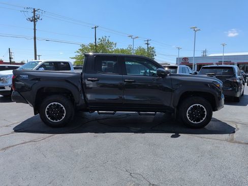 Used 2025 Toyota Tacoma TRD Off-Road AWD/4WD image 6