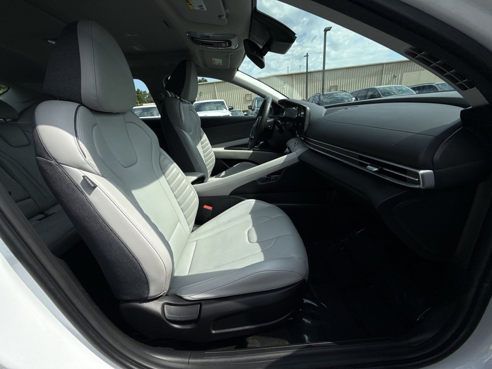 Certified 2025 Hyundai Elantra Limited FWD image 28
