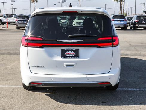 Used 2024 Chrysler Pacifica Touring-L FWD image 7