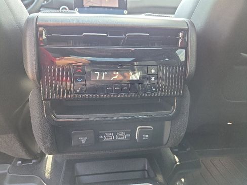 Used 2024 Jeep Wagoneer Series II AWD/4WD image 31