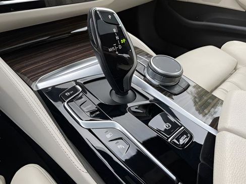 Used 2022 BMW 530e w/ M Sport Package image 12