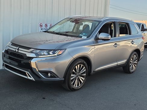 Used 2020 Mitsubishi Outlander LE image 3