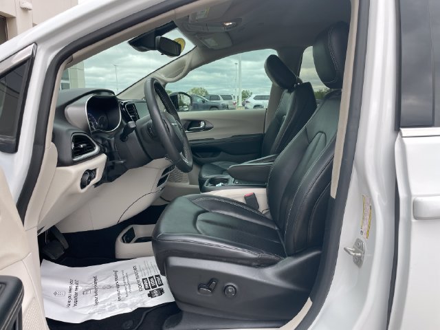 Used 2024 Chrysler Pacifica Touring-L FWD image 19