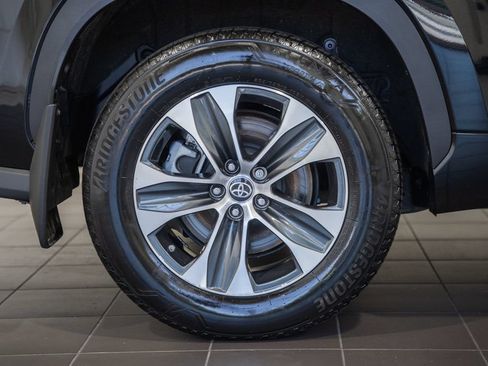 Used 2022 Toyota Highlander XLE AWD/4WD image 18