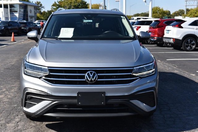 Certified 2023 Volkswagen Tiguan SE w/ Panoramic Sunroof Package FWD image 4