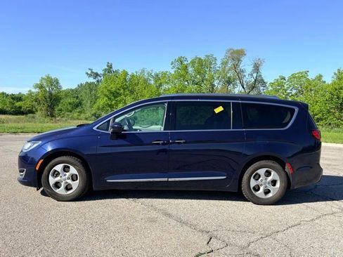 Used 2017 Chrysler Pacifica Touring-L Plus FWD image 2