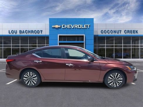 Used 2024 Nissan Altima 2.5 SV image 2