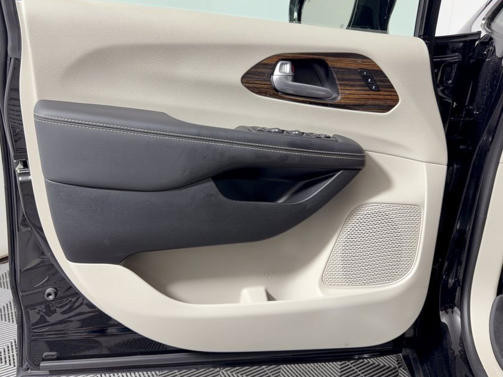 Used 2024 Chrysler Pacifica Limited FWD image 14