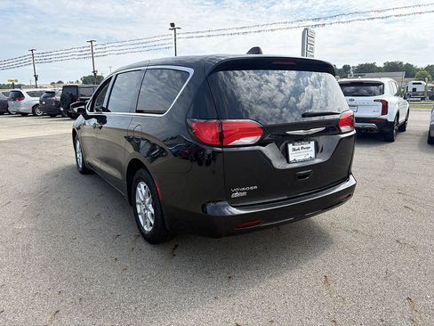 Used 2023 Chrysler Voyager LX FWD image 3