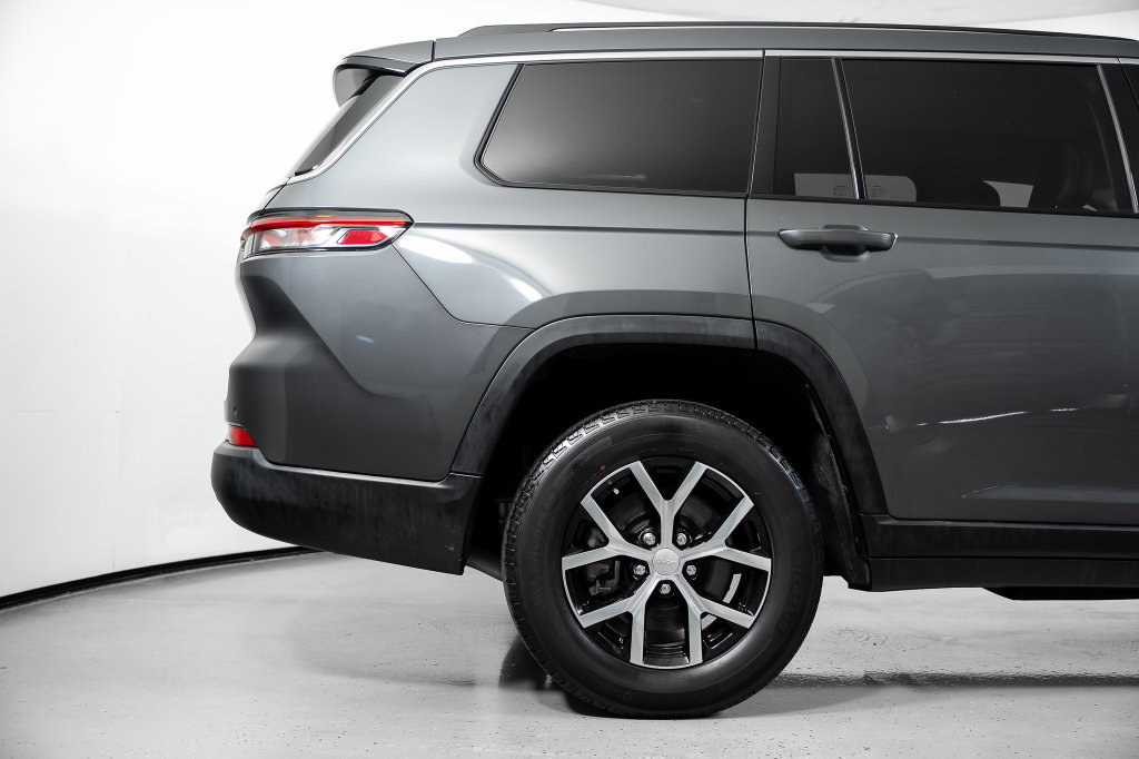 Used 2023 Jeep Grand Cherokee L Limited RWD image 6