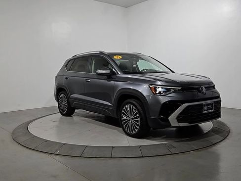 Certified 2025 Volkswagen Taos SE FWD image 8
