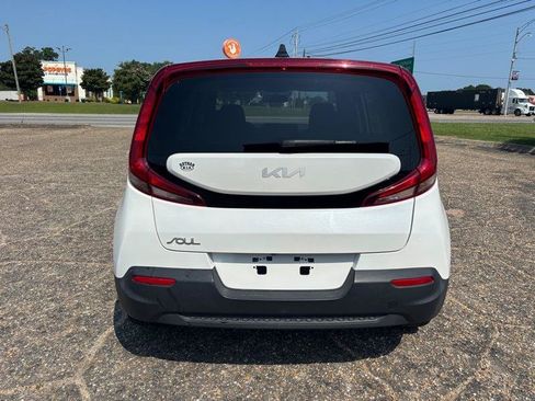 Used 2022 Kia Soul LX FWD image 4