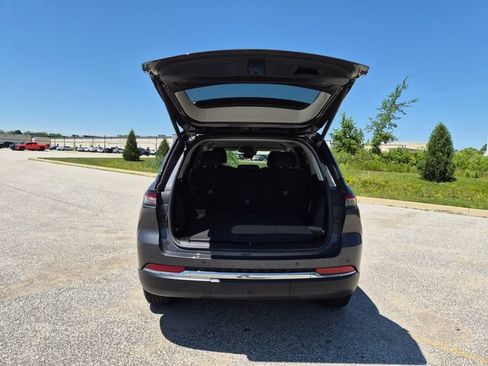 Used 2022 Jeep Grand Cherokee Limited w/ Trailer Tow Prep Group (B) AWD/4WD image 10