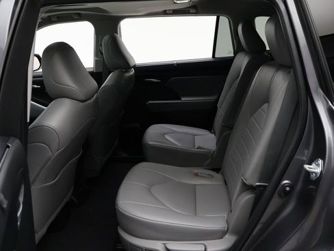 Certified 2024 Toyota Highlander XLE image 19