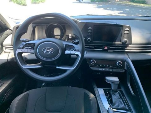 Used 2023 Hyundai Elantra SEL w/ Preferred Accessory Package FWD image 12