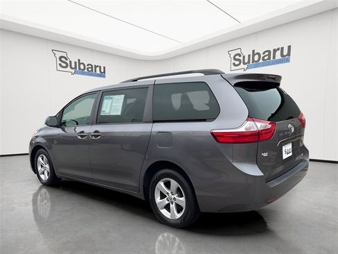 Used 2017 Toyota Sienna LE image 5