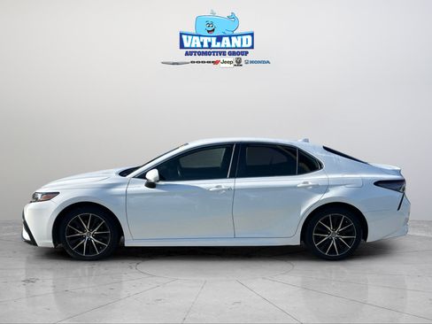 Used 2023 Toyota Camry SE FWD image 2