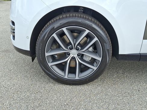 New 2025 Land Rover Range Rover SE image 2