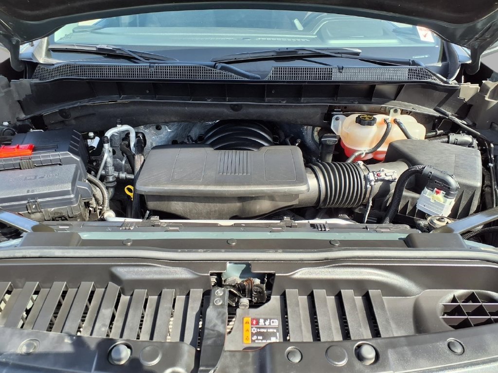 Used 2025 Chevrolet Silverado 1500 LT AWD/4WD image 3