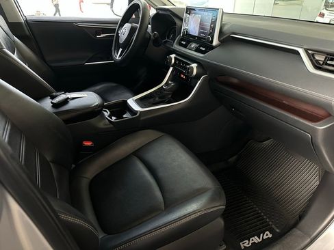 Used 2019 Toyota RAV4 Limited image 17