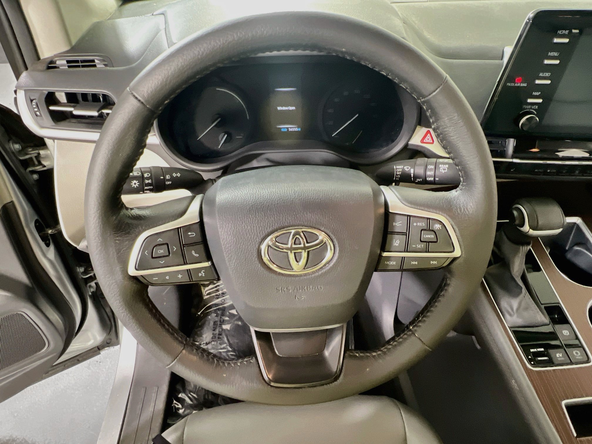 Used 2024 Toyota Sienna XLE FWD image 11