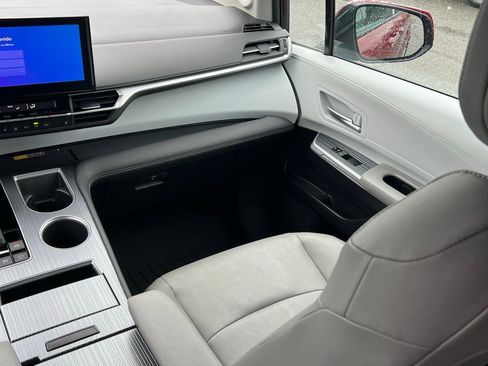 Used 2025 Toyota Sienna XLE w/ XLE Plus Package image 18