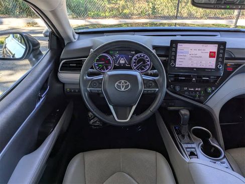 Used 2021 Toyota Camry XLE w/ Navigation Upgrade Package image 17