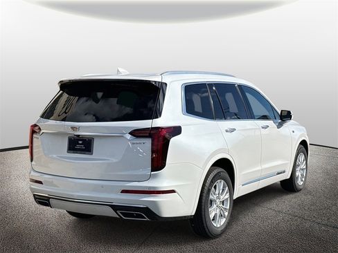 New 2025 Cadillac XT6 Luxury image 2