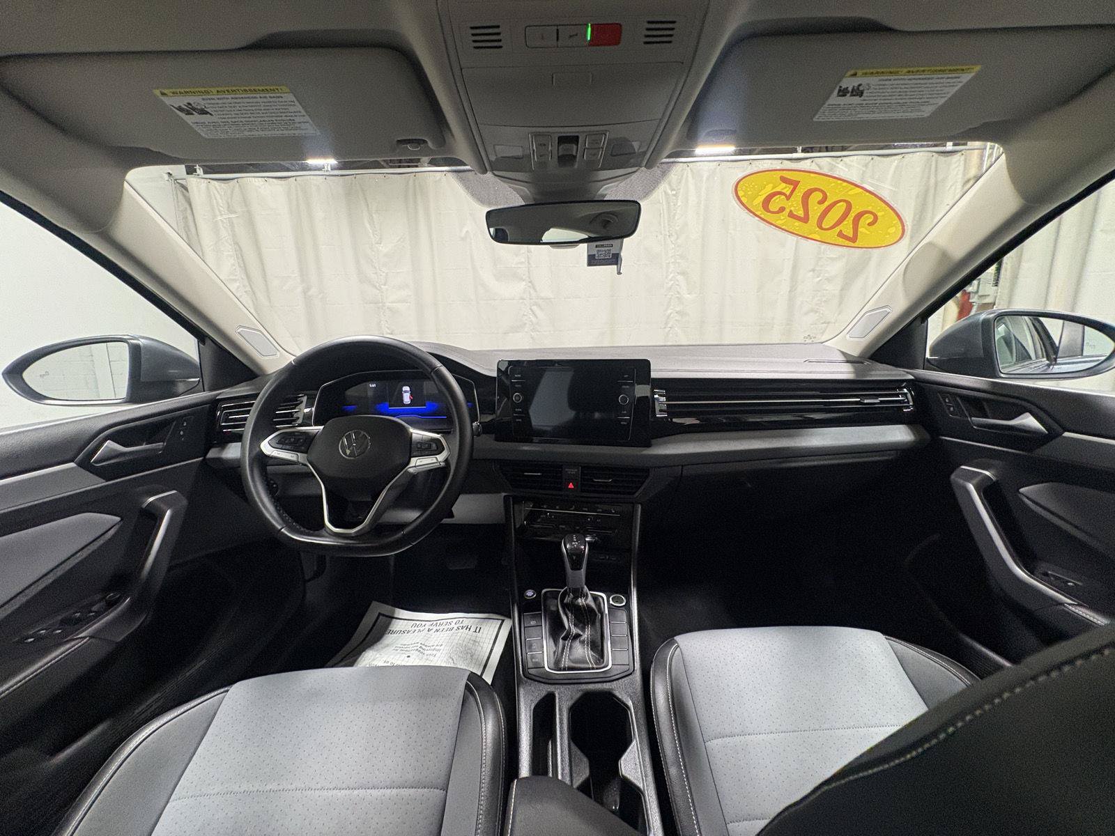 Used 2025 Volkswagen Jetta SE FWD image 30