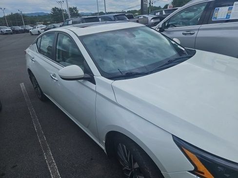 Used 2023 Nissan Altima 2.5 SV w/ SV Premium Package FWD image 2