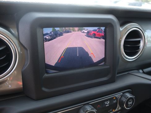 Used 2019 Jeep Wrangler Unlimited Sahara AWD/4WD image 24