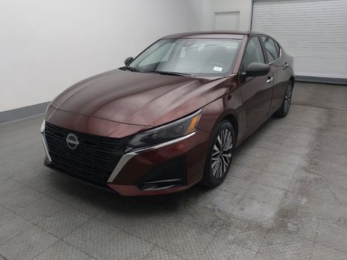 Used 2024 Nissan Altima 2.5 SV image 2