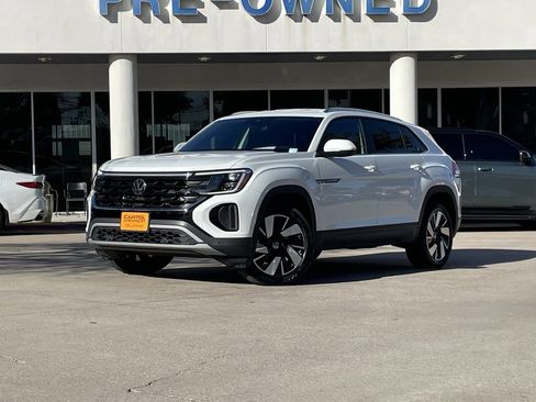Used 2024 Volkswagen Atlas Cross Sport SE image 2