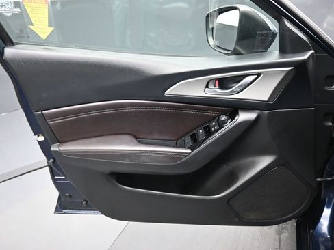 Used 2017 MAZDA MAZDA3 Touring image 9