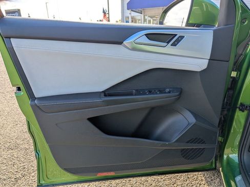 Used 2025 Volkswagen Taos SE w/ Panoramic Sunroof Package image 10