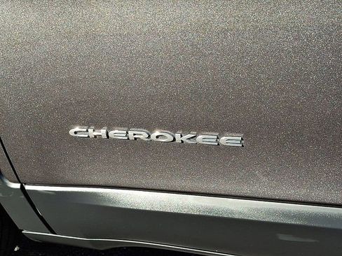 Used 2019 Jeep Cherokee Latitude Plus w/ Cold Weather Group image 32