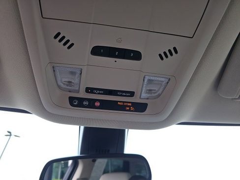 Used 2022 Buick Enclave Essence image 24