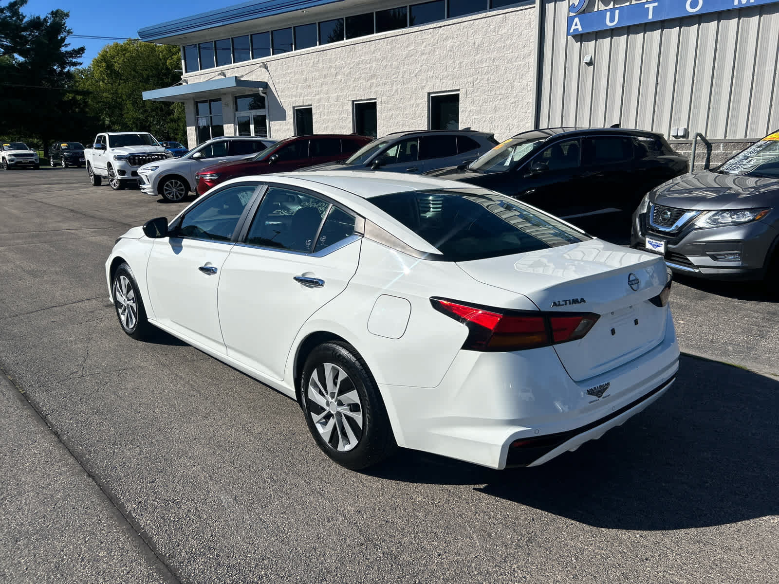 Used 2024 Nissan Altima 2.5 S FWD image 5