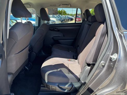 Used 2025 Toyota Highlander LE FWD image 27